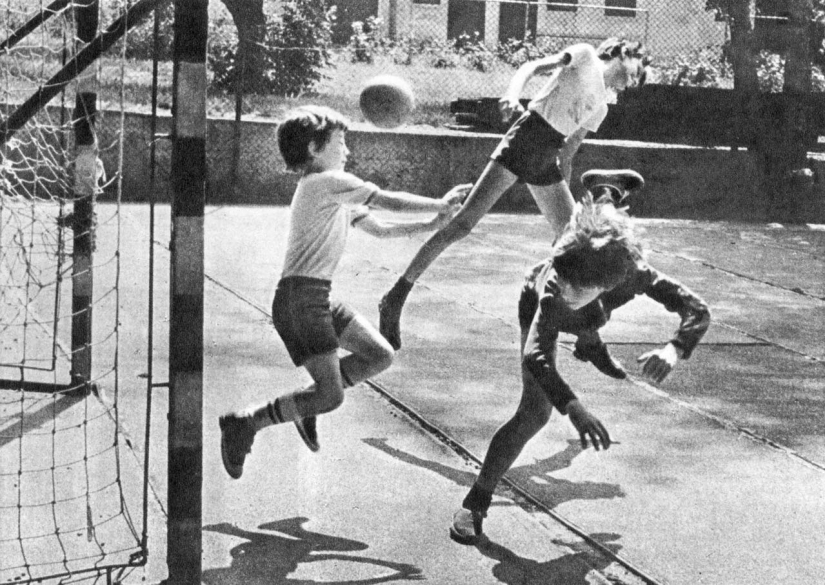 En las olas de la memoria: ¿cómo hemos vivido y jugado en los patios de nuestra infancia