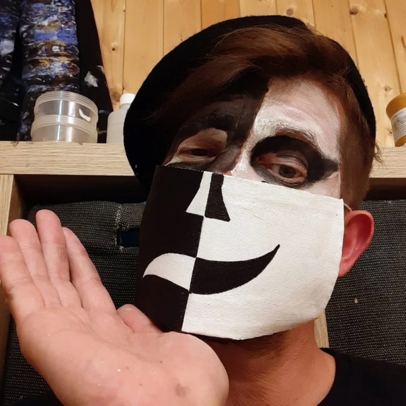 Every day new mask: challenge Austrian artist continues!