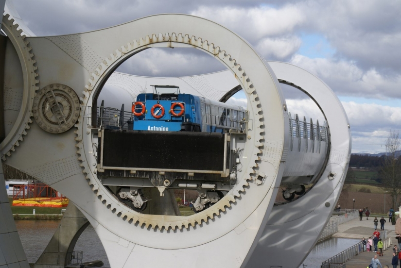 Falkirk wheel — a unique rotating structure, which raises the whole ships
