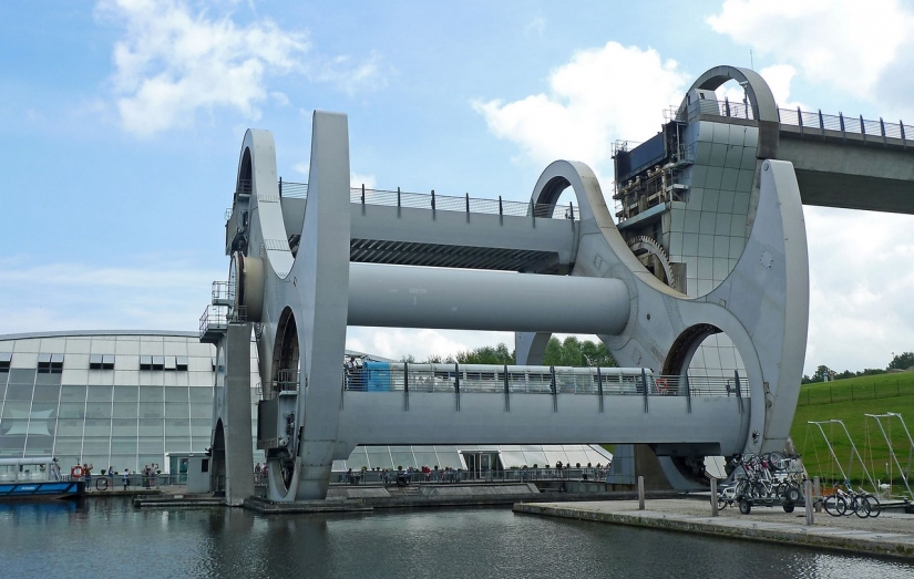 Falkirk wheel — a unique rotating structure, which raises the whole ships