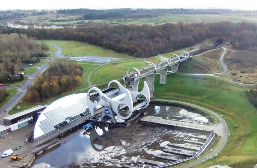 Falkirk wheel — a unique rotating structure, which raises the whole ships