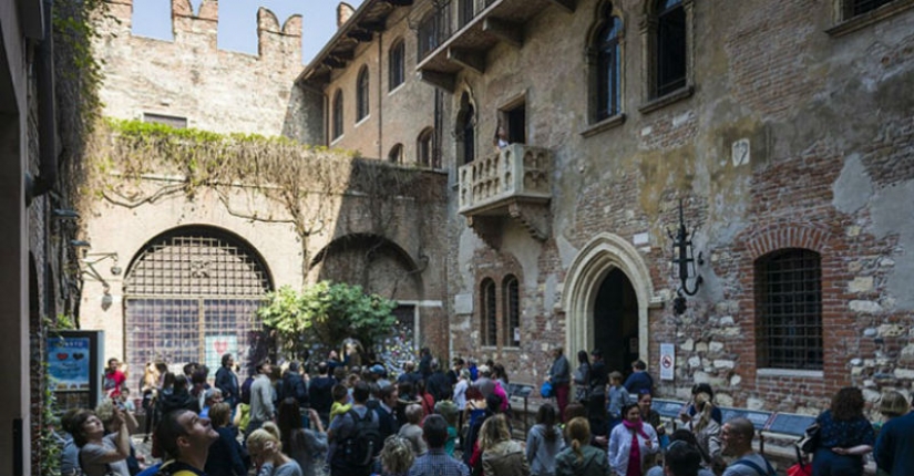 False attraction, gathering crowds of tourists, ready to believe any tales False attraction, gathering crowds of tourists, ready to believe any tales