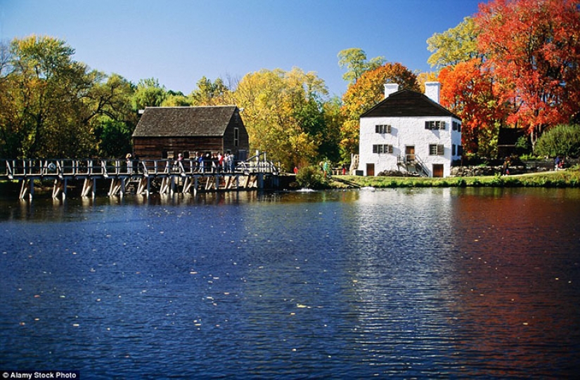 False attraction, gathering crowds of tourists, ready to believe any tales False attraction, gathering crowds of tourists, ready to believe any tales