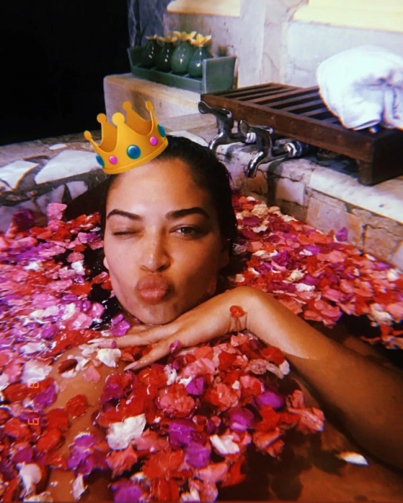 Floral temptation: hot instagram-beauty photographed naked among the petals