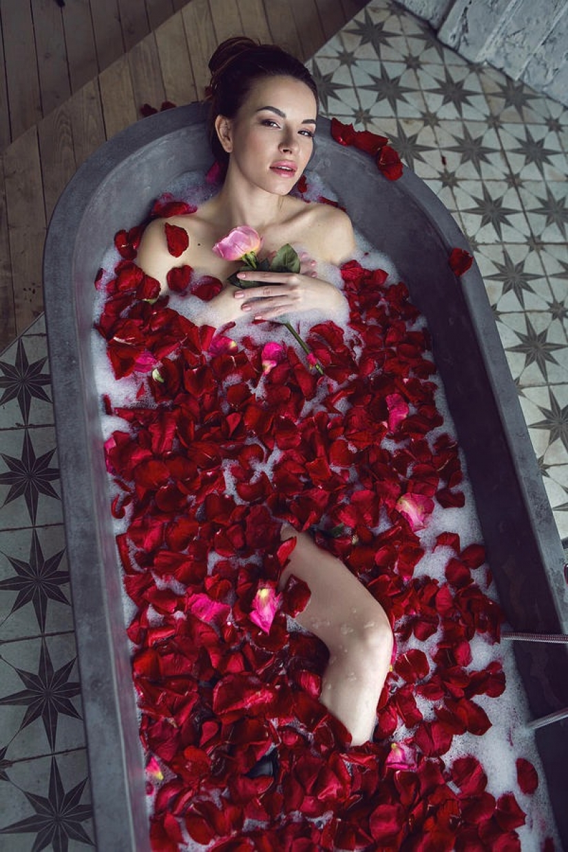 Floral tentación: caliente instagram-belleza fotografiado desnudo entre los pétalos Floral tentación: caliente instagram-belleza fotografiado desnudo entre los pétalos