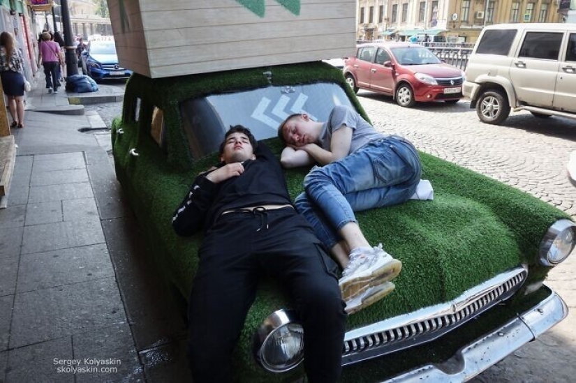 Fotos de una persona, que está de viaje en Rusia con una cámara en sus manos