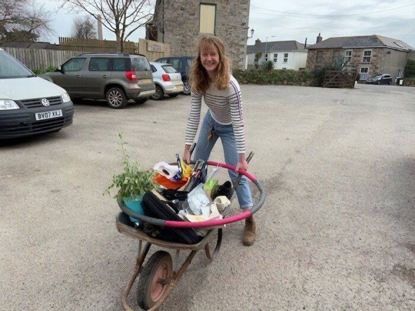Four employees of a zoo in UK to wait out the quarantine of animals