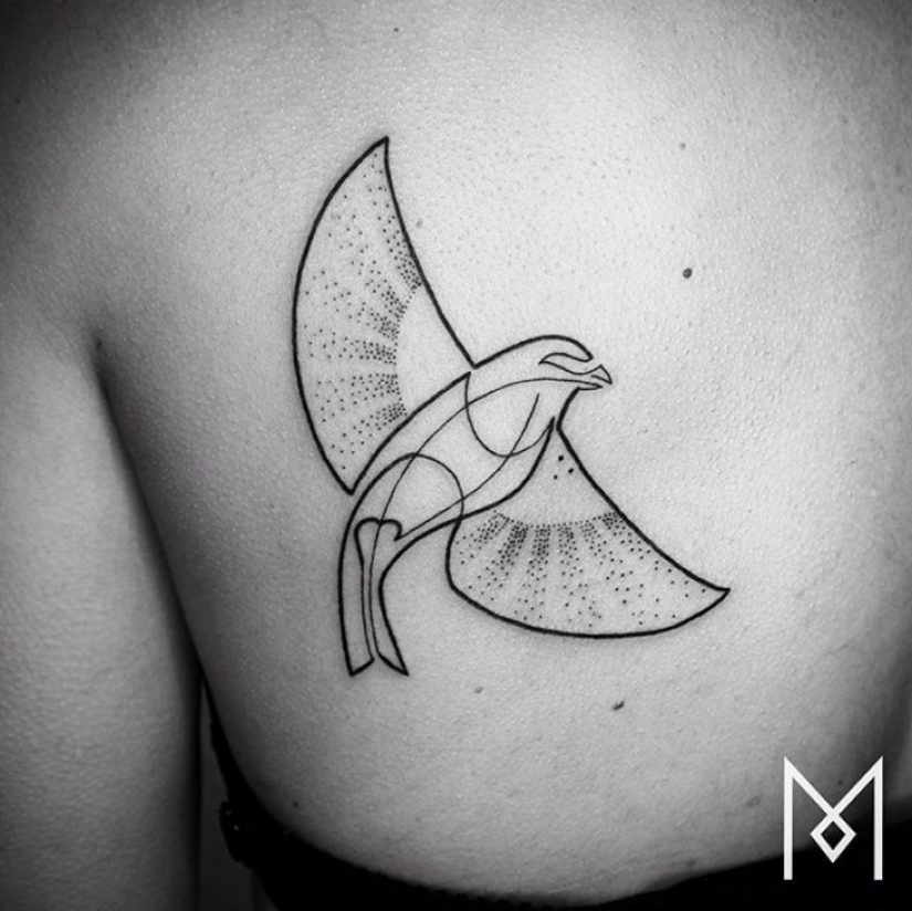 Fresco y minimalista tatuaje, dibujado con una sola línea
