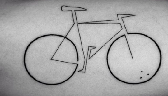 Fresco y minimalista tatuaje, dibujado con una sola línea Fresco y minimalista tatuaje, dibujado con una sola línea