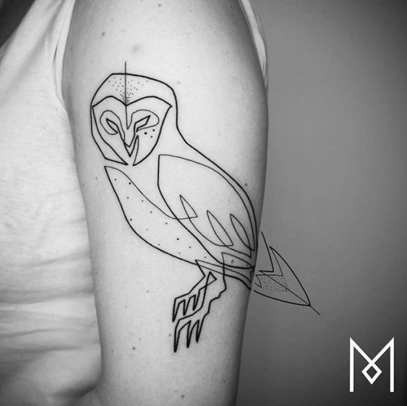 Fresco y minimalista tatuaje, dibujado con una sola línea