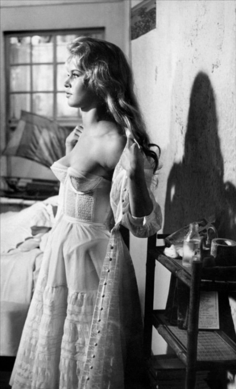 From corsets to thin stripes: how to change underwear in 100 years