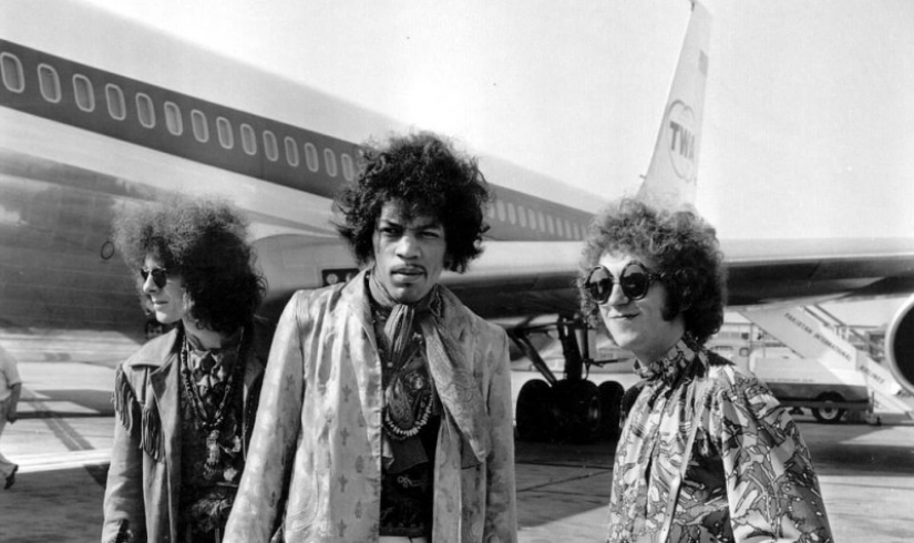 Furs, cigars and the paparazzi: how celebs traveled in the 70's Furs, cigars and the paparazzi: how celebs traveled in the 70's