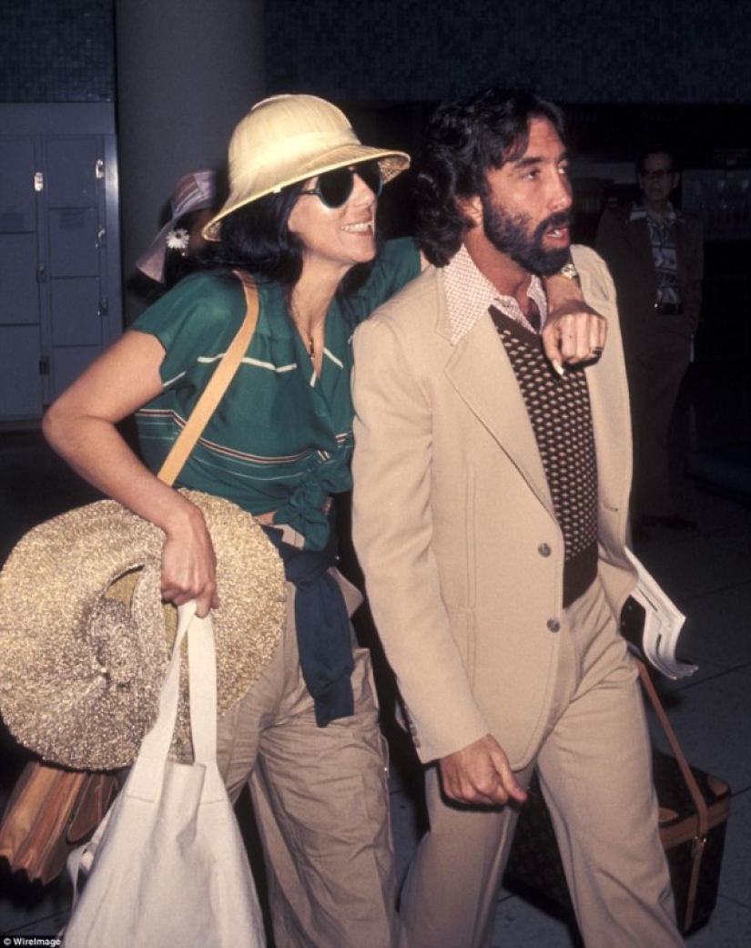 Furs, cigars and the paparazzi: how celebs traveled in the 70's Furs, cigars and the paparazzi: how celebs traveled in the 70's