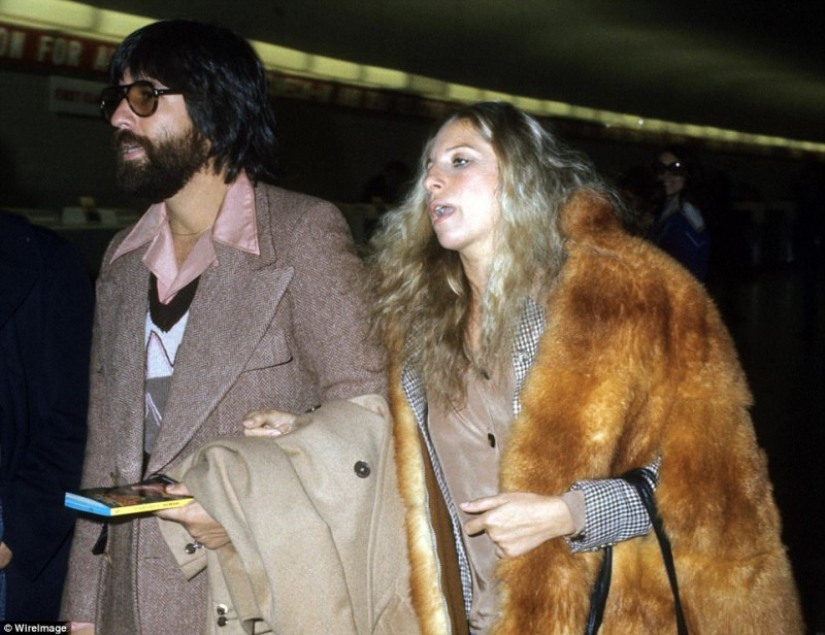 Furs, cigars and the paparazzi: how celebs traveled in the 70's Furs, cigars and the paparazzi: how celebs traveled in the 70's
