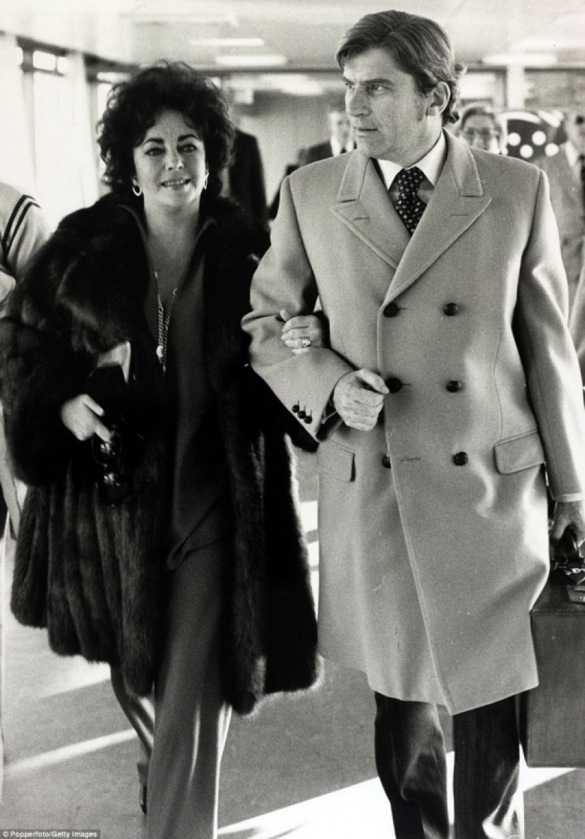 Furs, cigars and the paparazzi: how celebs traveled in the 70's Furs, cigars and the paparazzi: how celebs traveled in the 70's