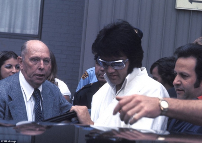 Furs, cigars and the paparazzi: how celebs traveled in the 70's Furs, cigars and the paparazzi: how celebs traveled in the 70's