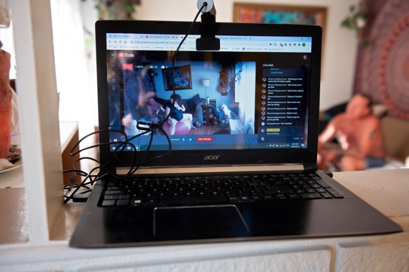 Géneros de la familia: una mujer canadiense dio a luz a vivir en la presencia de su marido y los niños mayores