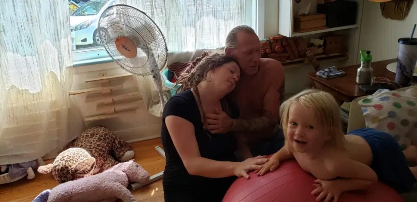 Géneros de la familia: una mujer canadiense dio a luz a vivir en la presencia de su marido y los niños mayores