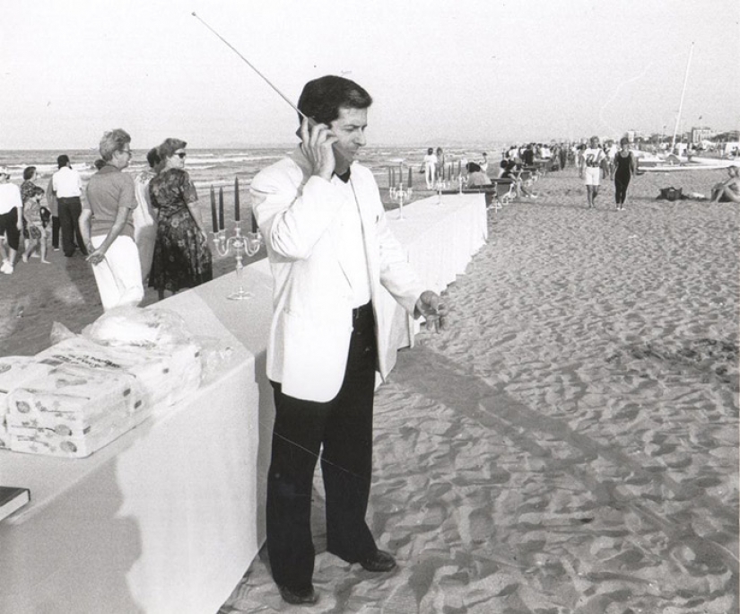 Guns, fast food and competitions of pop: "decaying" Italy 80-90