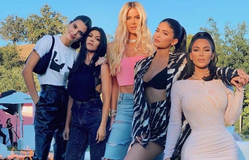 Have you noticed? The most striking defects in the pictures of the Kardashian sisters