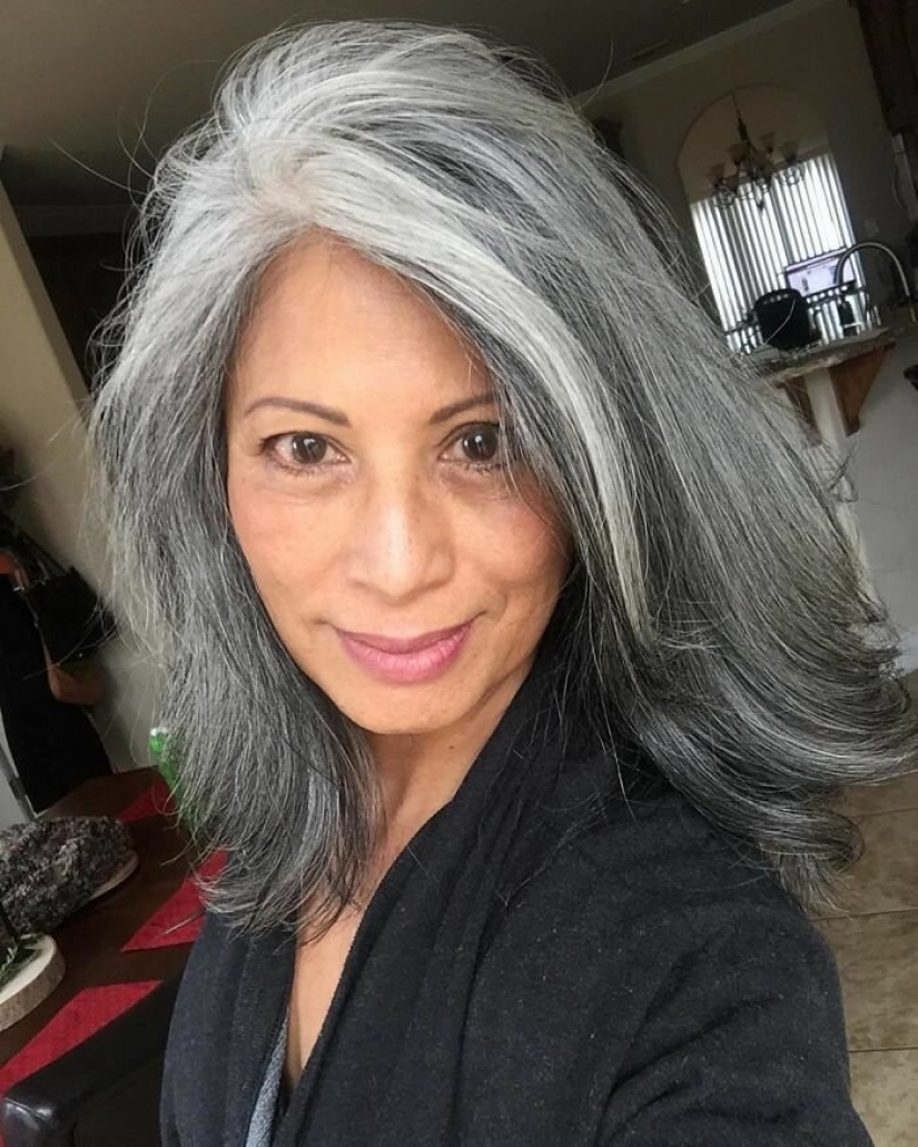 Historias inspiradoras de mujeres que aceptar y amar a su pelo gris