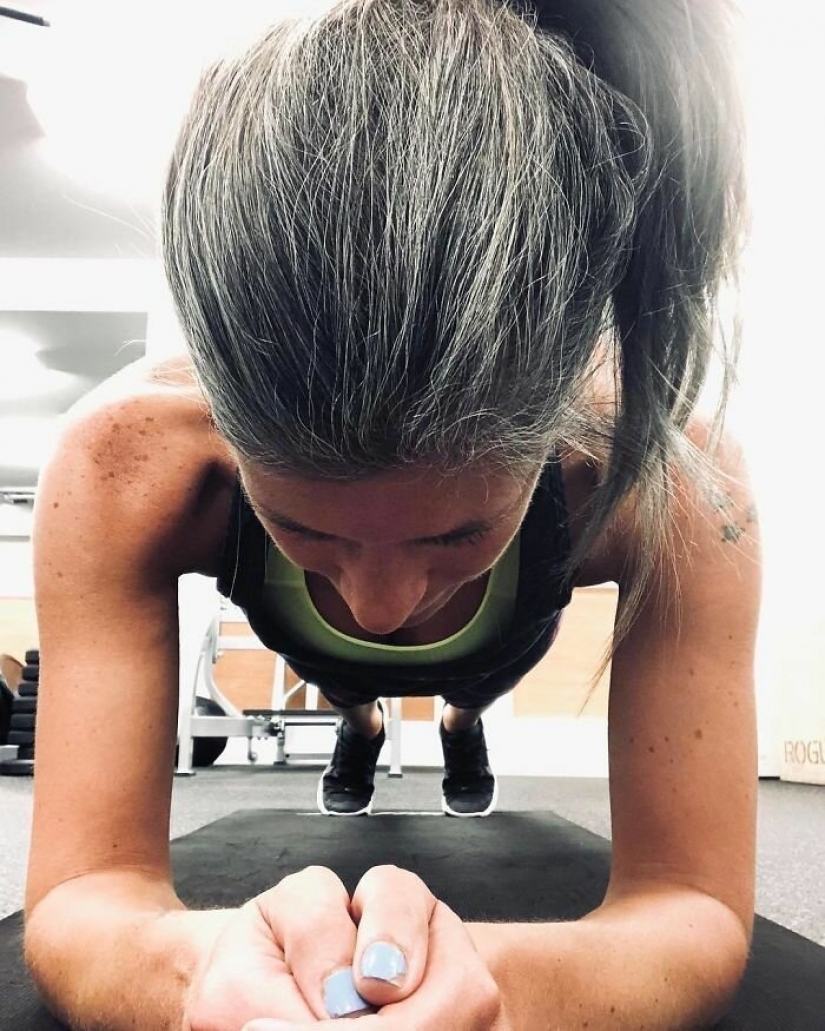 Historias inspiradoras de mujeres que aceptar y amar a su pelo gris