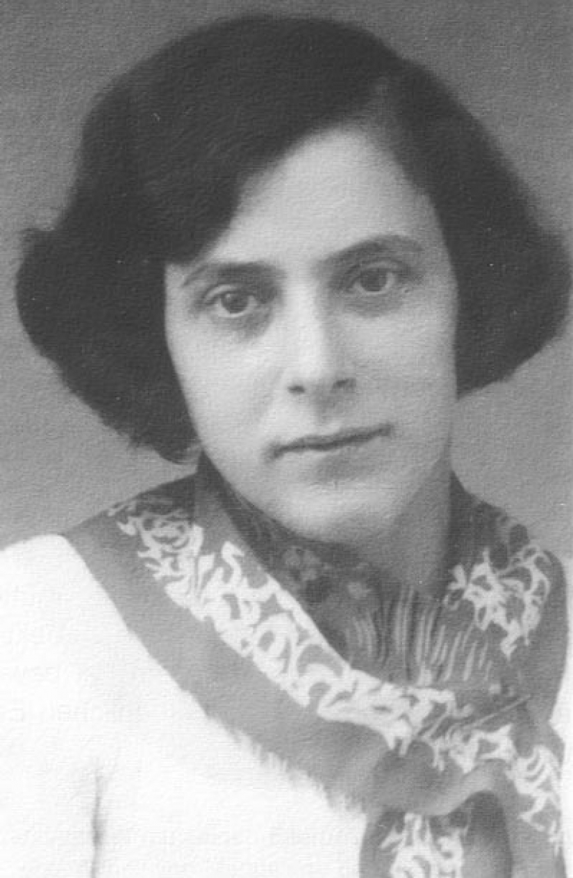 History Aug Landmesser — the person in the picture, not raised his hand in a Nazi salute History Aug Landmesser — the person in the picture, not raised his hand in a Nazi salute