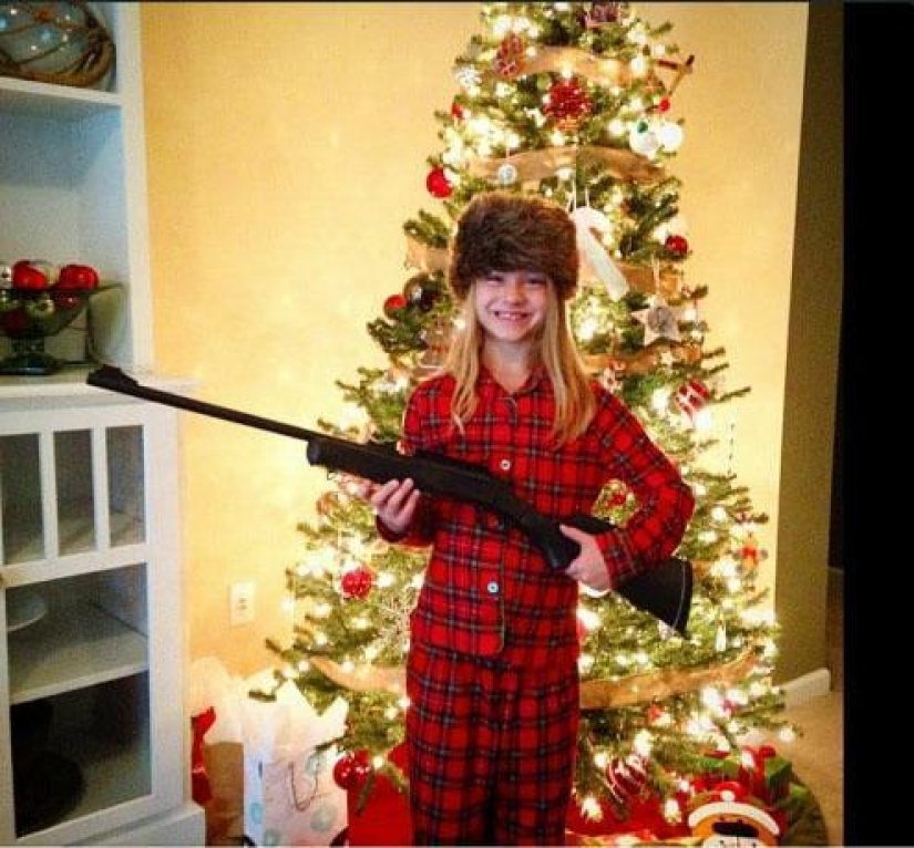 Holy smoke, two guns: Americans wielding guns that "Santa brought for Christmas"