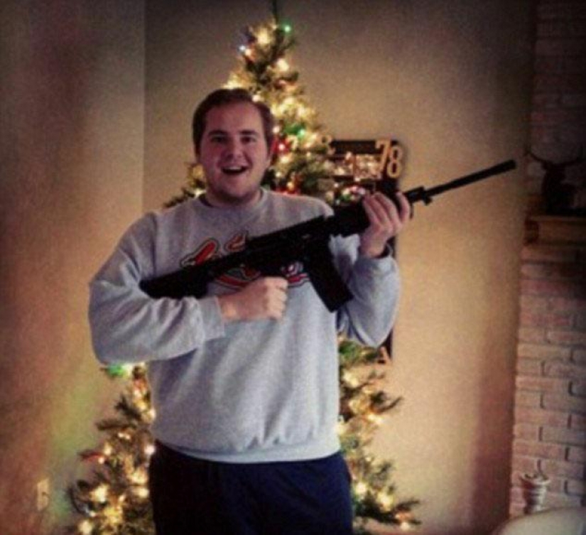 Holy smoke, two guns: Americans wielding guns that "Santa brought for Christmas"