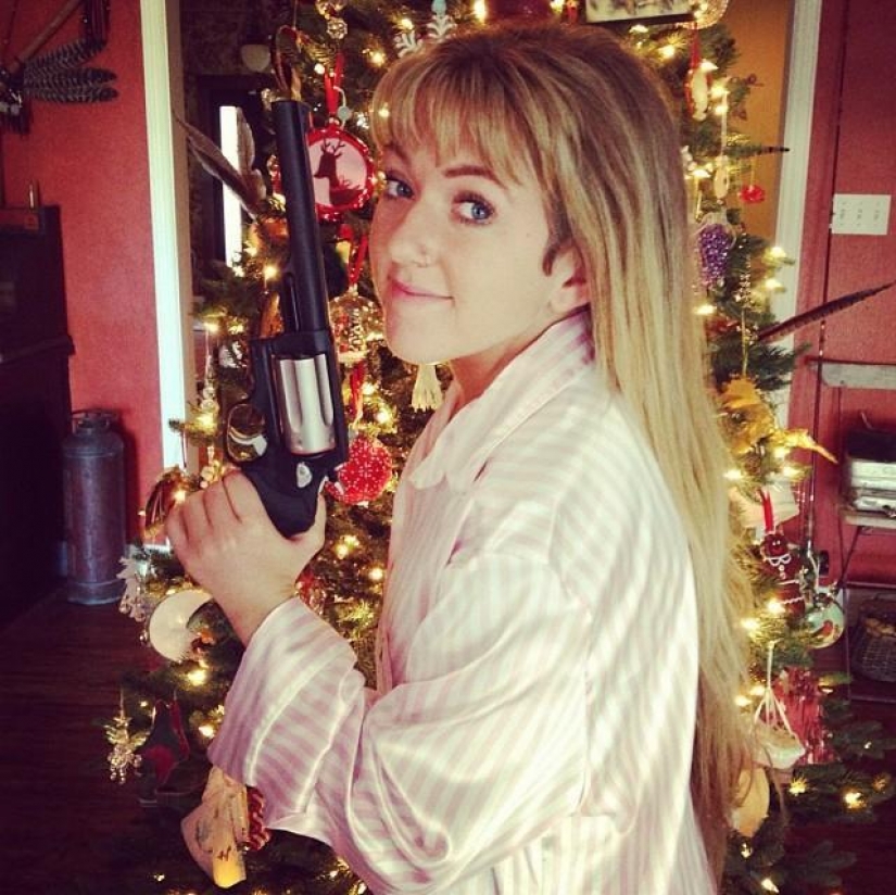 Holy smoke, two guns: Americans wielding guns that "Santa brought for Christmas"