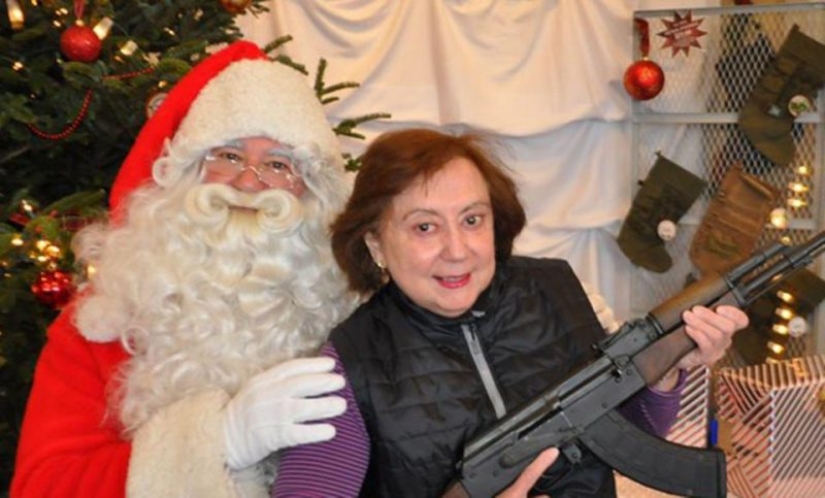 Holy smoke, two guns: Americans wielding guns that "Santa brought for Christmas"