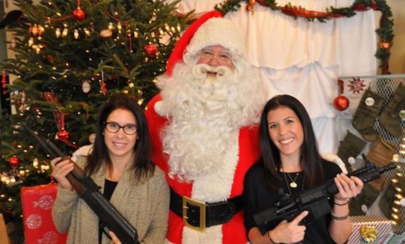 Holy smoke, two guns: Americans wielding guns that "Santa brought for Christmas"