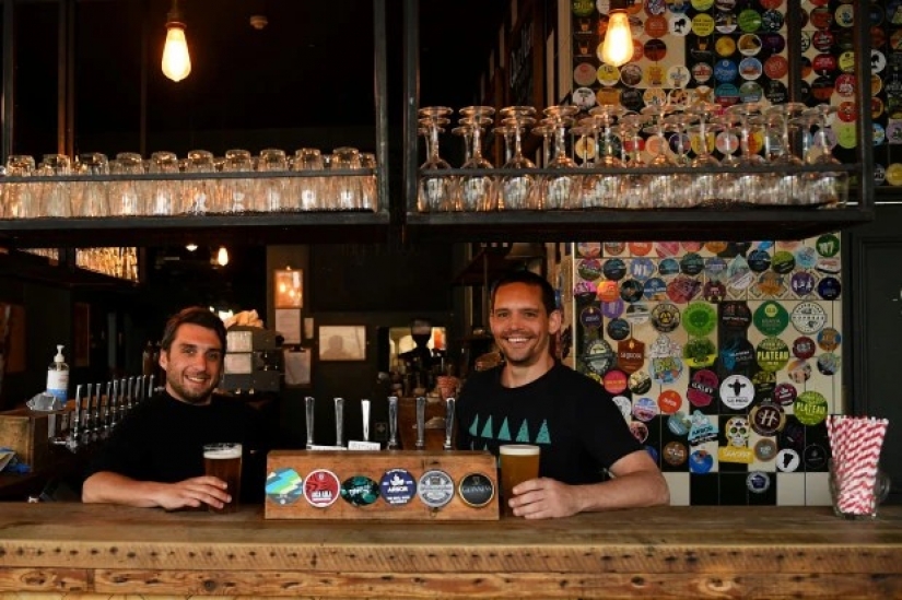 How are the everyday life of two friends-the British, who have isolated themselves in the pub