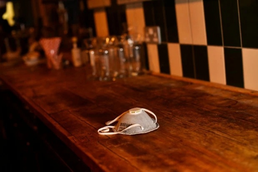 How are the everyday life of two friends-the British, who have isolated themselves in the pub