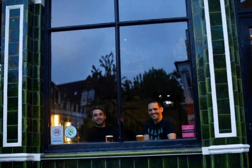 How are the everyday life of two friends-the British, who have isolated themselves in the pub