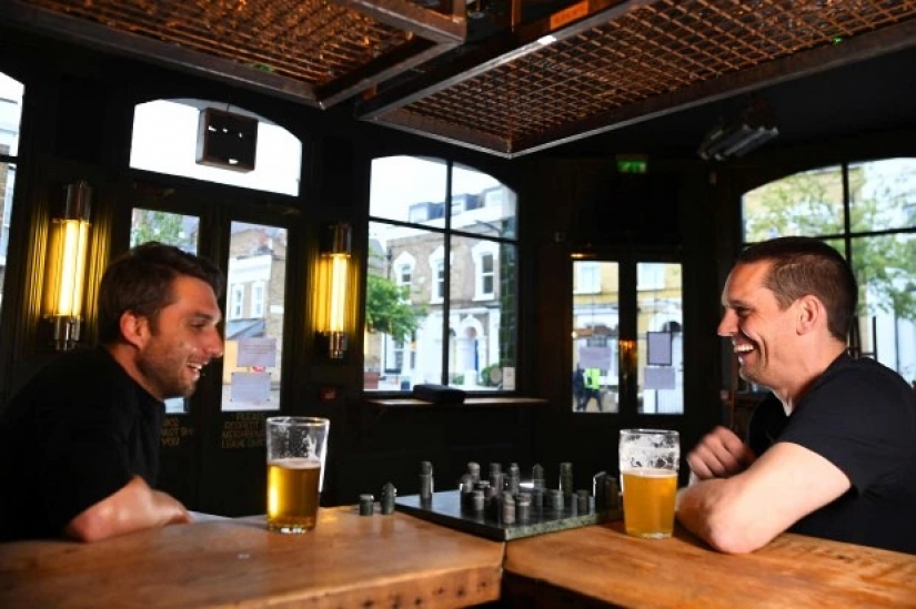 How are the everyday life of two friends-the British, who have isolated themselves in the pub