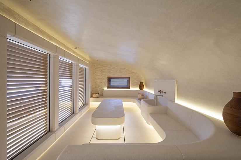 How does the 136-metre Charter yacht Flying Fox