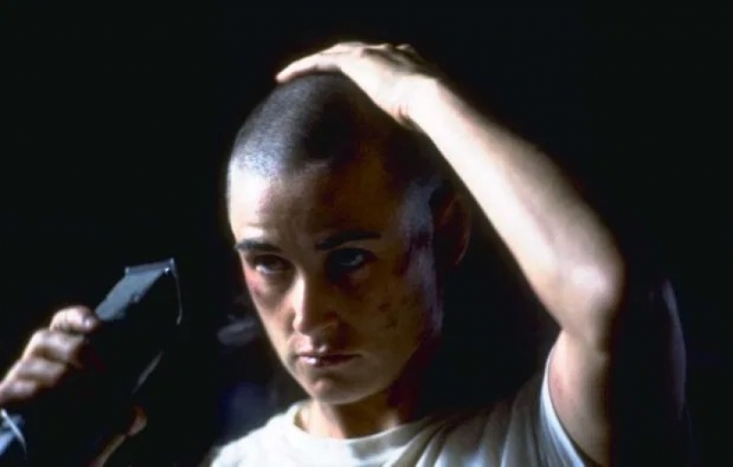 I gave birth to you, I'll cut! Bruce Willis shaved his daughter's hair