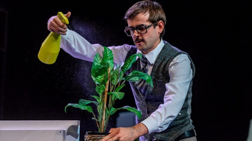 "I play beer, champagne, and a dead body of an ant": the story of an actor and man-meme Anton Lapenko