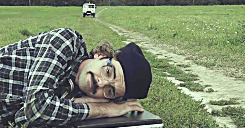 "I play beer, champagne, and a dead body of an ant": the story of an actor and man-meme Anton Lapenko