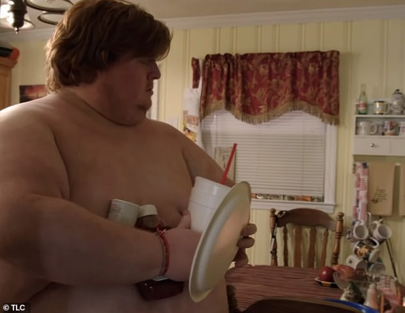 "I will eat until I die!": a guy who weighs 320 kg told about his life