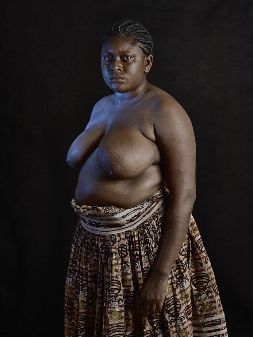 Impactante la tradición de Camerún — el Planchado de los senos Impactante la tradición de Camerún — el Planchado de los senos