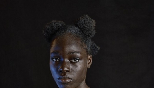 Impactante la tradición de Camerún — el Planchado de los senos