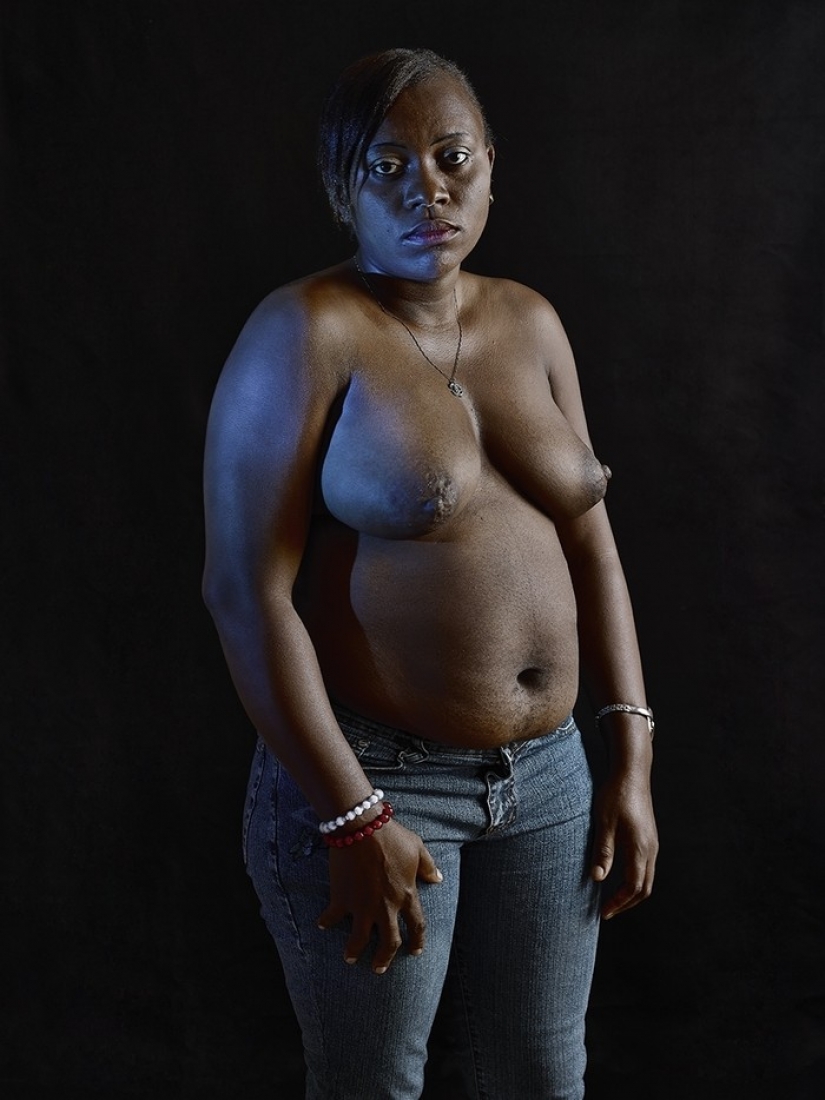 Impactante la tradición de Camerún — el Planchado de los senos Impactante la tradición de Camerún — el Planchado de los senos