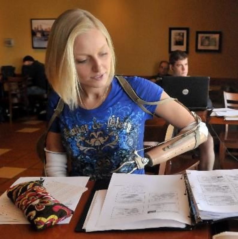 Impossible: woman without arms and legs got married, had two children and built a successful career