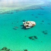 Impresionante barra flotante en Fiji