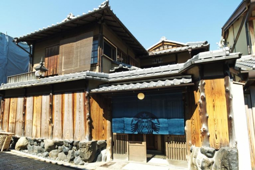 In the three hundred year old Japanese house was opened the most picturesque Starbucks in the world