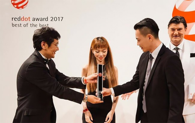 Increíble Taiwanés profesor dibuja en la pizarra para ilustrar las clases teóricas