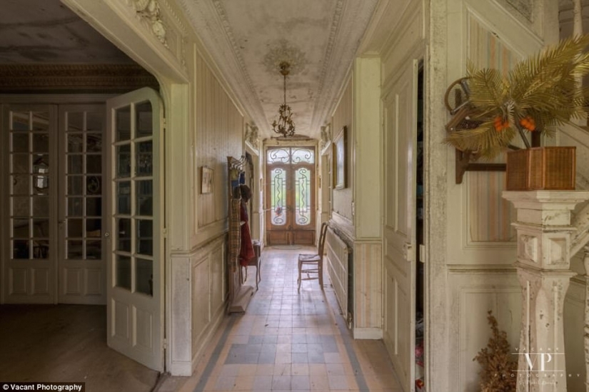 Inside the mysterious French mansion, which is 20 years worth of abandoned Inside the mysterious French mansion, which is 20 years worth of abandoned