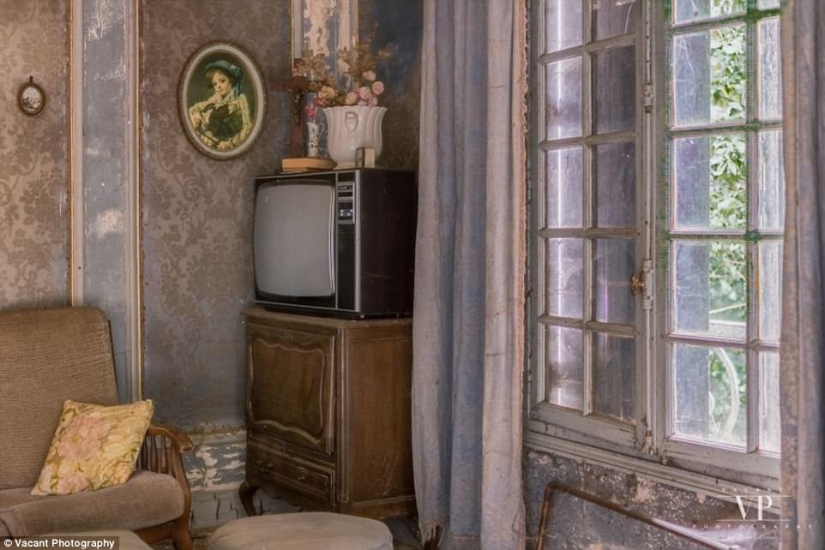 Inside the mysterious French mansion, which is 20 years worth of abandoned Inside the mysterious French mansion, which is 20 years worth of abandoned